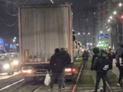 Traficul bucureștean, o „junglă”. TIR blocat pe linia de tramvai