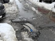 În loc de ghiocei, a răsărit țeava din asfalt