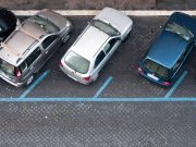 Primăria se laudă cu locurile de parcare. Șoferi: „Unde? Te învârți o oră după un loc de parcare!”