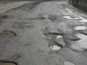 Groapa din asfalt care îți distruge mașina. Cine plătește paguba