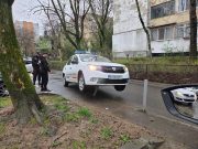 Moment rar, în București: o mașină a Poliției Locale pare că „levitează” peste un stâlpișor