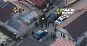 Percheziții în București. O întreagă familie e cercetată pentru trafic de persoane