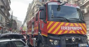 Incendiu izbucnit la acoperișul unui bloc (video)